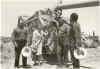 JOSE V,  PURA,  EVARISTO,  JOSE H. y  CAYO  (en tractor) . Ao: 1966 - En un descanso y parada de la vieja trilladora para el almuerzo.