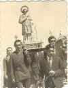   Ao 1957 / 58  -  Portando  S. Lorenzo (visibles): Argimiro, Faustino y Emiliano (Doroteo). Delante: Adolfo (monaguillo)     