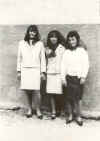   Tres jovencitas Tres:  Rosa, Rose y Candelas  